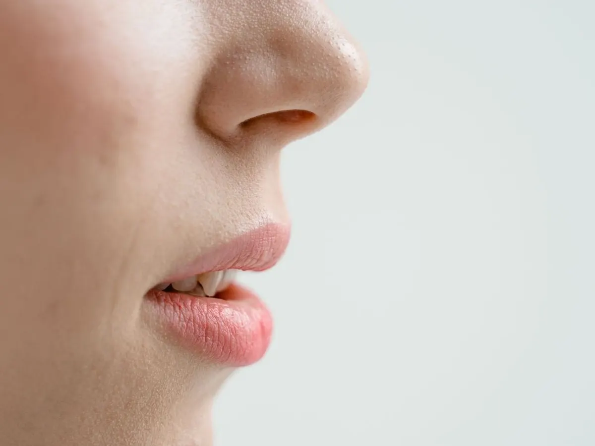 Perfil de rosto feminino com o buço liso