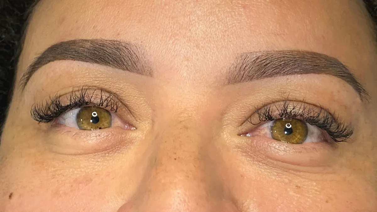 Sobrancelhas finalizadas, cliente de olhos verdes