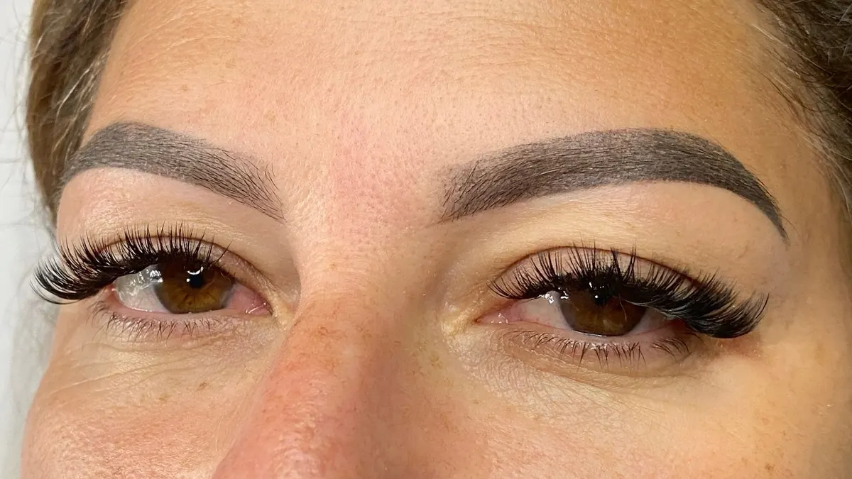 Sobrancelhas com henna, com o desenho bem marcado