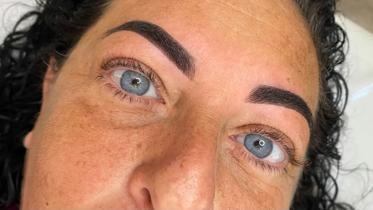 Sobrancelhas com henna em cliente de olhos azuis