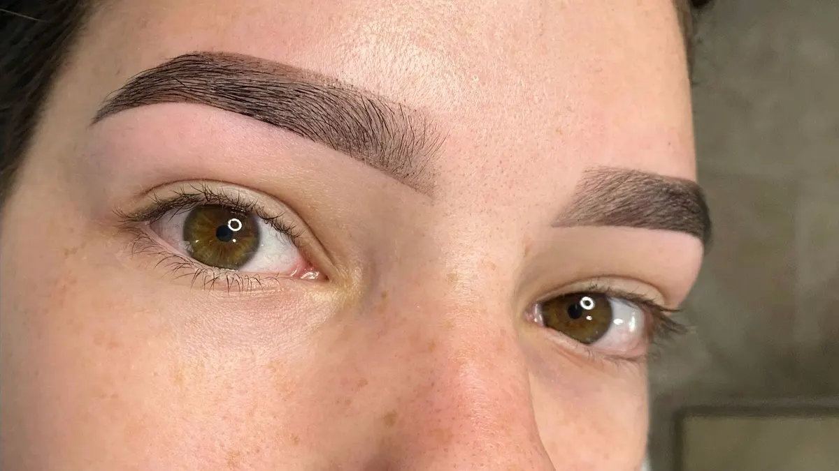 Sobrancelhas com henna, traço preenchido